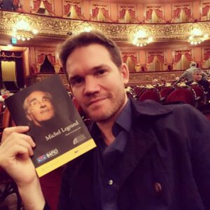 Juan Gil Navarro Instagram - Gracias @martinarozarena y  @grupomassar por la invitación al Teatro Colón para ver al genio de Michel Legrand....