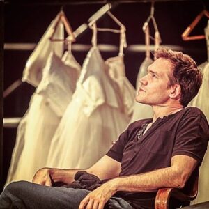Juan Gil Navarro Instagram - Ensaying Copi... #ElHomosexual #EvaPeron @cervantestna Estreno 8 de Julio
