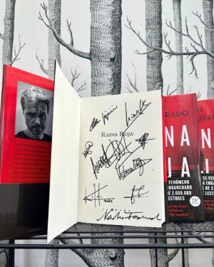Juan Gómez-Jurado Instagram - ¡Tenemos #Sorteo! Hoy se estrena #ReinaRoja. Un thriller con corazón, monos y tortilla de patatas, con unos inmensos @vickyluengo, Hovik Keuchkerian y @koldo_serra.

«Un ritmo implacable» ★★★★★ (Acción Cine)

Disponible completa en @primevideoes 👉🏻 enlace en mi bio.

Menciona a tres personas con las que te gustaría ver #ReinaRoja y entrarás en el #SORTEO de 3 EJEMPLARES DE LA NOVELA FIRMADOS POR TODO EL CAST DE LA SERIE. 

¡Muchísimas gracias por la acogida que le estáis dando a la serie! ¡Sois increíbles! ❤️
