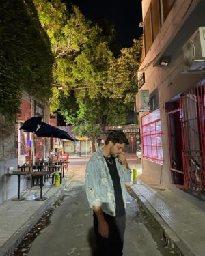 Juan Manuel Guilera Instagram - Hermosa secuencia titulada:
“Cuando te pegó eso”
Barrio palermo.
Locura transparente diría Andrés.
Chau Buenos Aires!
Ph la crah @sofipeniax