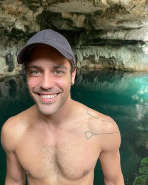 Juan Manuel Guilera Instagram - Cenotes.
Hermana.
Mundo maya.
Te amo planeta 🌎.
Gracias infinitas… 😍🌌