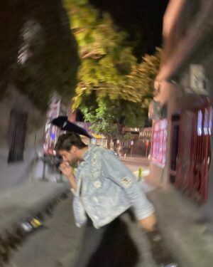 Juan Manuel Guilera Instagram - Hermosa secuencia titulada:
“Cuando te pegó eso”
Barrio palermo.
Locura transparente diría Andrés.
Chau Buenos Aires!
Ph la crah @sofipeniax