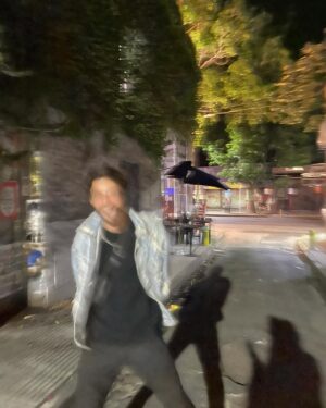 Juan Manuel Guilera Instagram - Hermosa secuencia titulada:
“Cuando te pegó eso”
Barrio palermo.
Locura transparente diría Andrés.
Chau Buenos Aires!
Ph la crah @sofipeniax