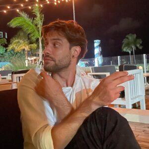 Juan Manuel Guilera Instagram - Qué hora es? Tenés una mancha. Tengo las manos en el pavimento porque estoy buscando estrellas... pero solamente encontré un par de payasos en el puerto que se reían. Creo que se reían. No quise saber de qué. Cosa de ellos, pensé.
