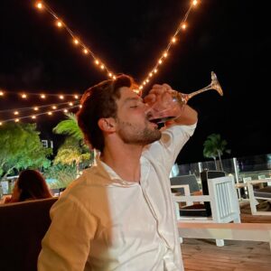 Juan Manuel Guilera Instagram - Qué hora es? Tenés una mancha. Tengo las manos en el pavimento porque estoy buscando estrellas... pero solamente encontré un par de payasos en el puerto que se reían. Creo que se reían. No quise saber de qué. Cosa de ellos, pensé.