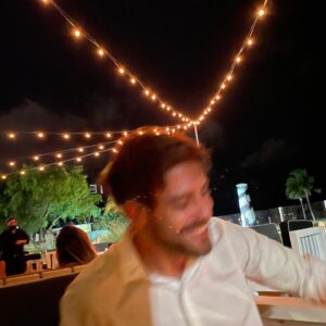Juan Manuel Guilera Instagram - Qué hora es? Tenés una mancha. Tengo las manos en el pavimento porque estoy buscando estrellas... pero solamente encontré un par de payasos en el puerto que se reían. Creo que se reían. No quise saber de qué. Cosa de ellos, pensé.