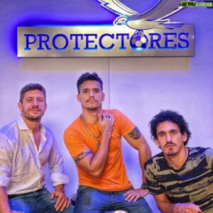 Juan Manuel Martino Instagram - Mañana se estrena “ Los protectores “ por #starplus @agusjvera @darioyamil @abrildiyorio @agusbenavides1 @tupaclarriera @luisalejandrodriguez @julian_caballero_  @betodecarabassa