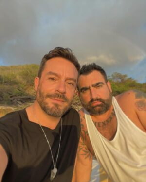 Juan Pablo Espinosa Instagram - Feliz día de San Valentín! ❤️
Deseándoles a todos puro Amor incondicional 
Amor propio, amor a los demás 
Amor en familia, con amigos, en pareja
Amor sano, honesto, respetuoso y trasparente
Amor que fluye, apoya y sostiene
Amor que no juzga, escucha y comparte
Amor compasivo, tierno, sincero 
Amor libre que construye y crea
Amor alegre, divertido, cómplice 
Amor que es Hogar, seguro, estable 
Amor que da paz y tranquilidad 
TE AMO @daveytatts 
GRACIAS POR TANTO 🤍!!!

Happy Valentines Day! ❤️
Wishing everyone pure unconditional Love
Self Love, and for others
Love with family, friends and partners 
Love that’s healthy, hones and transparent 
Love that flows, supports and sustains 
Love that’s not judgmental, but listens & shares
Love that’s companioned, sweet & sincere
Love that’s free, creative and constructive
Love  that’s joyful, fun and adventurous 
Love that’s Home, secure and stable
Love that’s peaceful and tranquil.
I LOVE YOU SO MUCH @daveytatts 
THANK YOU FOR SO MUCH 🤍!!!

#valentines #sanvalentin #loveislove