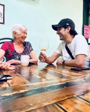 Juan Pablo Gil Instagram - Pláticas y un vinito con la abuela! @alicialarraguibelretes #94años