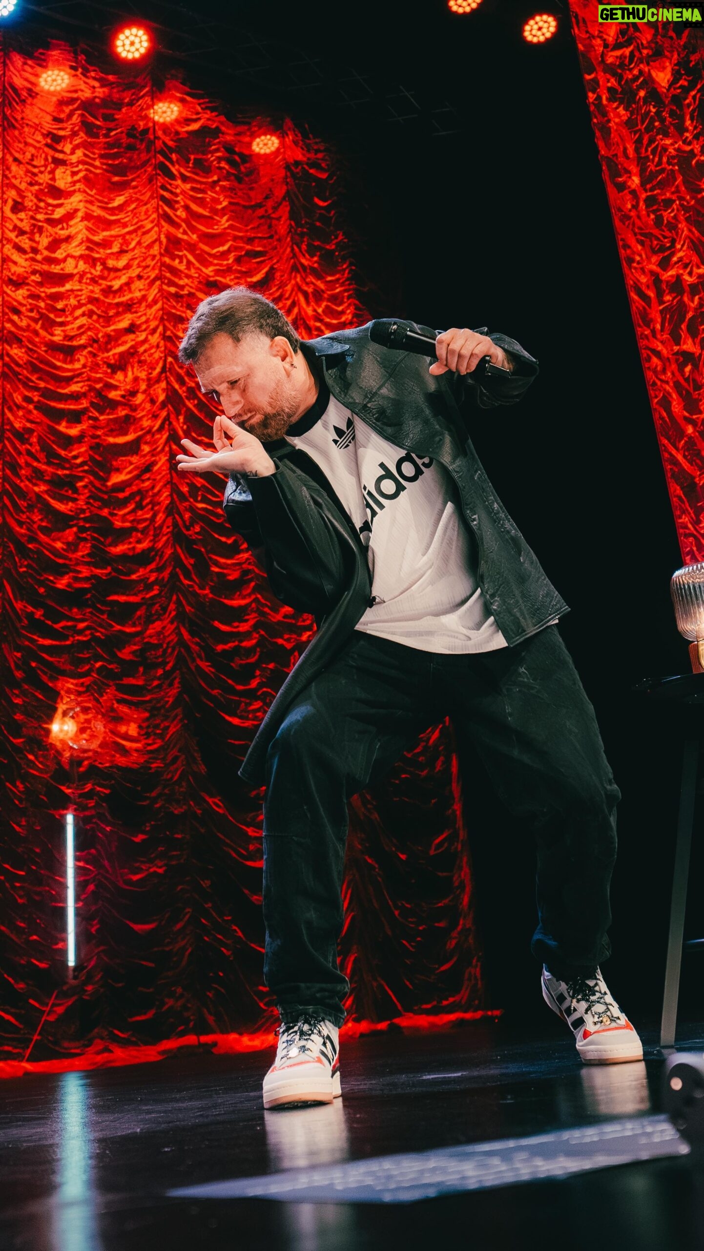 Juan Pablo López - 89.2K Likes - Véalo hasta el final, y si quieres tener una semana increíble, llena de sorpresas, comparte este reel con 10 amigos 😇.
Registro en Santiago @teatroorienteprovidencia
SANTIAGO:
12 de Julio, Teatro Oriente, doble función, 20 y 22 horas.
REGIONES:
- Concepción, 18 de Julio, Teatro U. De Concepción
- Pucón, 25 de Julio, Black Forest
- Victoria, 26 de Julio, Taberu
- Temuco, 27 de Julio, Teatro Municipal
Entradas en lopezcomediante.cl 🎟
🎥 @tereacevedoe @sebabertoni
#humor #risas #comedia #chile #santiago #standup #standupcomedy #improvisacion