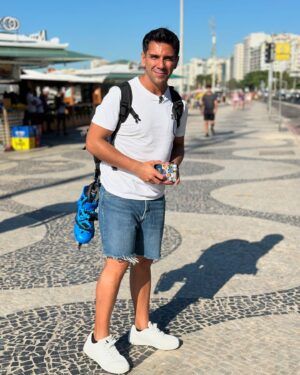 Juan Pablo Queraltó Instagram - Feliz miércoles… pura buena vibra y energía!!! 
Nuestra locación de hoy es BRASIL… Rio de Janeiro….
Agua de Coco, Sol, Playa, pura vida…. Con el equipo preparando sorpresas