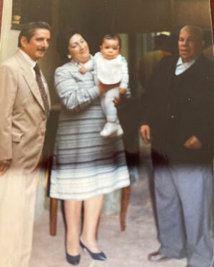 Juan Pablo Queraltó Instagram - Esta foto tiene 39 años. Un día como hoy pero en 1985 me bautizaron. Pero acá en esta foto hay algo que me emociona mucho!! les quiero presentar a mis abuelitos ❤️❤️❤️
La Mami Sara (mamá de mi papá)… mi Tata Juan… y mi Tata Carlos (siiii… es mi tata… el mismo que trabajó en un circo) a ellos los amo con mi vida!! hoy es un dia especial pa mi… falta mi Mami Menche (abuelita) en esta foto pero pronto la conoceran!! Sé que estarían muy felices de ver la vida que hoy tengo y la familia hermosa que formé… besos al cieloooooo🙏🏽❤️ @juanluisquera