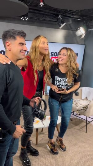 Juan Pablo Queraltó Instagram - Una conversación buenisima… repleta de energia y con una amiga que adoramos @angelicacastro_ en @distintospodcast en @radioagricultura 🤓🤓🤓🤓