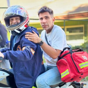 Juan Pablo Queraltó Instagram - Hoy en @sabingochv el primer capitulo de la nueva temporada de HACIENDO PATRIA. Hoy les mostraré la historia de PEDRO CID actualmente esta en la localidad de Epeukura en la Región de la Araucania, llegó hace 13 años para trabajar en una posta rural… y recorre los cerros en moto para llegar a atender a sus pacientes!!!
