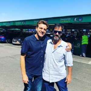 Juan Pablo Shuk Instagram - A punto de despegar para Colombia 🛫 y españa me regala este momentazo con mi queridísimo @juanjoarteroactor. Fuiste de los primeros en recibirme en españa con los brazos abiertos y eso nunca se olvida, amigo y compañero.  #elbarco @elbarcoofficial