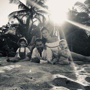 Juan Pablo Shuk Instagram - Década oh, década, dame más décadas como esta con mi  Ana hermosa y  estos seres maravillosos, Matilda y Elias.  Gracias por el trabajo y su gente que me prestaste. Gracias hermanos, mamá y papá estés donde estes que estarás comiendo chocolate.