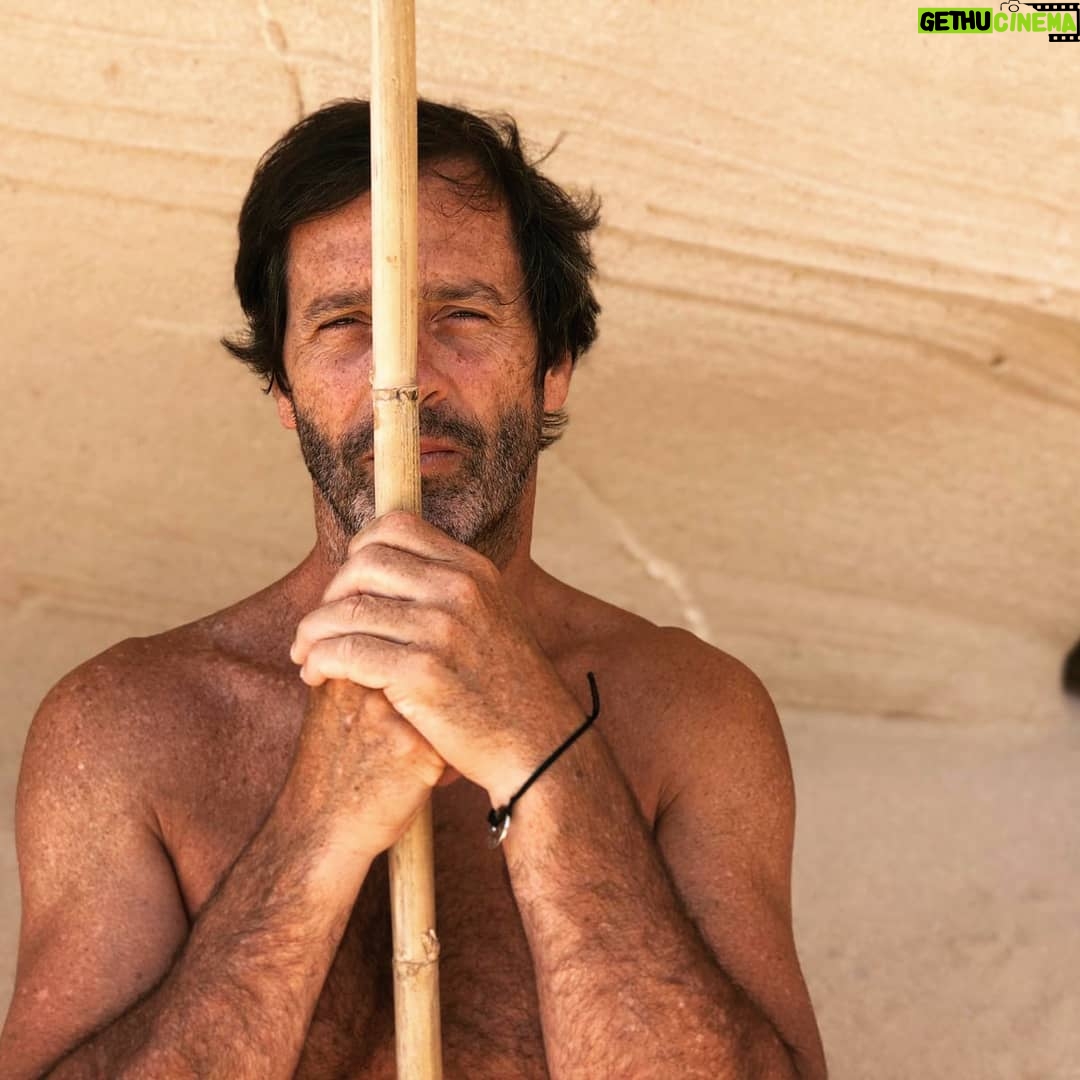 Juan Pablo Shuk - 6K Likes - Estoy en una cueva mirando al mar. Mis manos en un pedazo de madera que lleva tiempo flotando a la deriva. Me conecto a su energía. #somosmaderabonita Foto por mi @anadelalastra