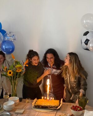 Juan Pablo Sorín Instagram - Que lindo festejar con amig@s y familia mis 48! 
Gracias Sol Betta Clara Hugo Egle Daina gran equipo gran ✊🏾
Energía  y mucho amor 🎸 ❤️⚽️
Te quiero @fitopaezmusica gracias @eugekolodziej 
@drexlerjorge hermoso compartir con vos @leonorwatling Luca y Leah 
@germanadrianramonburgos Choi que bueno verte cantar otra vez! 
@alarconcasanova y toda la banda q se armó 
.
  fotos en stories
Look @eyddos
#SeJogaEmCasa #SeJuegaEnCasa