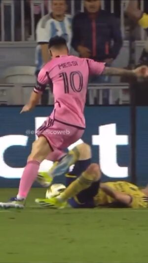 Juan Pablo Sorín Instagram - Que locura Leo te gambetea hasta en el piso… Como en el potrero,  en la calle del barrio o en la playa 🏖️ 
Empezó la @mls el @intermiamicf ganó y @leomessi volando encima ahora junto a @luissuarez9 
Que sea otro año genial 🇦🇷❤️