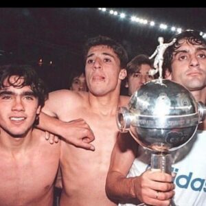 Juan Pablo Sorín Instagram - Algunos años atrás con el Enzo Stone / @hernancrespo @leonelpipagancedo y toda la banda @riverplate ‘1996 
Mientras se sortea la @libertadores 
Qué te parecieron los grupos ?