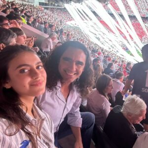 Juan Pablo Sorín Instagram - Que lindo volver al más #Monumental q nunca ! 
En familia con @elisabettacaceressorin encontrando a grandes amigos y leyendas como Enzo #Francescoli  @hernanediaz4 @patofillol entre tantos 
Clima espectacular con #elclasico y la hinchada que no paró un segundo!
Emocionante ser parte de tu historia @riverplate gracias a todos/as q nos cruzamos por el cariño tan especial siempre #epocasdoradas 
Van algunas fotitos recuerdos ❤️✊🏾
.
Gracias @claradonofrio @fundacionriver
