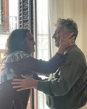 Juan Pablo Sorín Instagram - Que lindo festejar con amig@s y familia mis 48! 
Gracias Sol Betta Clara Hugo Egle Daina gran equipo gran ✊🏾
Energía  y mucho amor 🎸 ❤️⚽️
Te quiero @fitopaezmusica gracias @eugekolodziej 
@drexlerjorge hermoso compartir con vos @leonorwatling Luca y Leah 
@germanadrianramonburgos Choi que bueno verte cantar otra vez! 
@alarconcasanova y toda la banda q se armó 
.
  fotos en stories
Look @eyddos
#SeJogaEmCasa #SeJuegaEnCasa