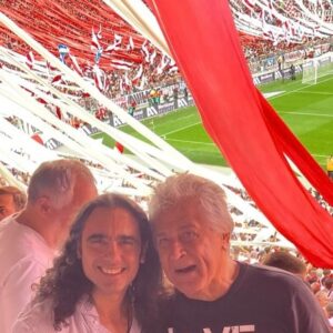 Juan Pablo Sorín Instagram - Que lindo volver al más #Monumental q nunca ! 
En familia con @elisabettacaceressorin encontrando a grandes amigos y leyendas como Enzo #Francescoli  @hernanediaz4 @patofillol entre tantos 
Clima espectacular con #elclasico y la hinchada que no paró un segundo!
Emocionante ser parte de tu historia @riverplate gracias a todos/as q nos cruzamos por el cariño tan especial siempre #epocasdoradas 
Van algunas fotitos recuerdos ❤️✊🏾
.
Gracias @claradonofrio @fundacionriver