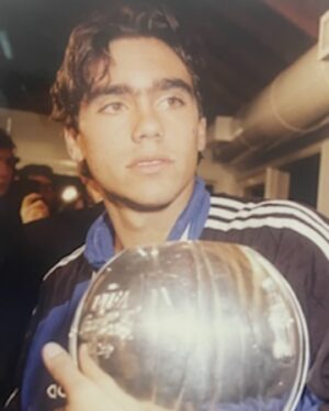 Juan Pablo Sorín Instagram - #TBT vuelta a casa 🇦🇷 con la Copa 🏆 
“ ÉraseUnaVezEnQatar “ ✊🏾❤️
Un poquito más joven, que tal el look?