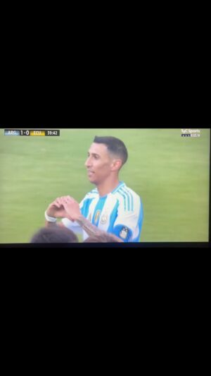 Juan Pablo Sorín Instagram - Pero que lindq Cuti 👏👏👏 @cutiromero2 
Sensacional anticipo y luego asist (antes mbuen pase de Rodri DePaul @rodridepaul ) para toda la calidad de Fideo @angeldimariajm en la definición y el 1-0 para @afaseleccion 🇦🇷 Argentina vs @latriecu Ecuador 🇪🇨 fin 1PT
.
Mientras @leomessi festeja esperando sus minutos feliz siempre con la Celeste y Blanca 
Se viene la @copaamerica vamos Argentina ✊🏾🇦🇷!
.

🎥 @tycsports @hfeler @gastonedul Ariel Senosiain