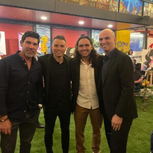 Juan Pablo Sorín Instagram - Que lindo reencontrarse con grandes amigos, jugadores compañeros y adversarios en el #DueloDeLeyendas q se llevará a cabo hoy en el ParqueEstadioNacional en marco del primer @wellfest.cl junto a un montón de actividades ! Si están en Santiago no se lo pierdan! 
Gracias OrganizacionMundialPorLaPaz @ompp.official por la condecoración!