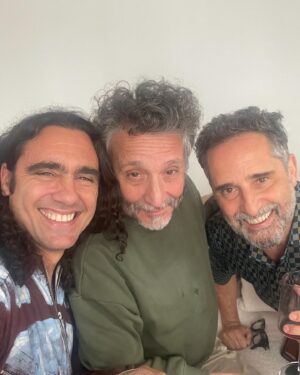 Juan Pablo Sorín Instagram - Que lindo festejar con amig@s y familia mis 48! 
Gracias Sol Betta Clara Hugo Egle Daina gran equipo gran ✊🏾
Energía  y mucho amor 🎸 ❤️⚽️
Te quiero @fitopaezmusica gracias @eugekolodziej 
@drexlerjorge hermoso compartir con vos @leonorwatling Luca y Leah 
@germanadrianramonburgos Choi que bueno verte cantar otra vez! 
@alarconcasanova y toda la banda q se armó 
.
  fotos en stories
Look @eyddos
#SeJogaEmCasa #SeJuegaEnCasa