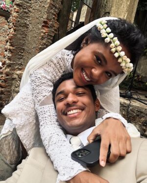 Juan Paiva Instagram - Hoje celebraremos o casamento de JP e Sandra 🤍’💍👰🏻‍♀️🤵🏾‍♂️
Mainha não aparece pra João mas vive presente na vida dele. 
.
@tvglobo