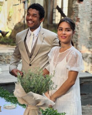 Juan Paiva Instagram - Hoje celebraremos o casamento de JP e Sandra 🤍’💍👰🏻‍♀️🤵🏾‍♂️
Mainha não aparece pra João mas vive presente na vida dele. 
.
@tvglobo