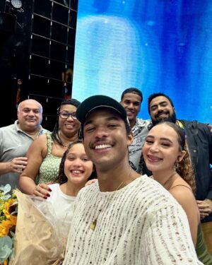 Juan Paiva Instagram - Venho agradecer a oportunidade que tive de ser júri do Dança dos famosos. Mas venho agradecer a oportunidade que tive de mostrar, mesmo sem eu saber, a minha vida. Foi uma supresa marcante. @domingao , @lucianohuck e sua equipe são responsáveis por minhas lágrimas de alegria e orgulho. Nunca foi fácil, mas nunca deixei de acreditar. ACREDITA!