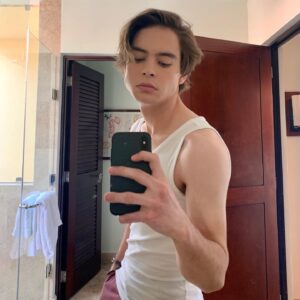 Judah Lewis Instagram - 🐝 mine?