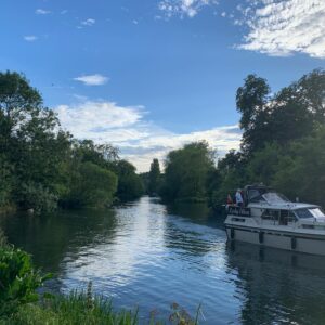 Judi Shekoni Instagram - Who knew England had a south of France ? 🥰@the_great_house #holiday #england #englishsummer #river #hotel #hotels #travel #baby #dog #family #familytravel