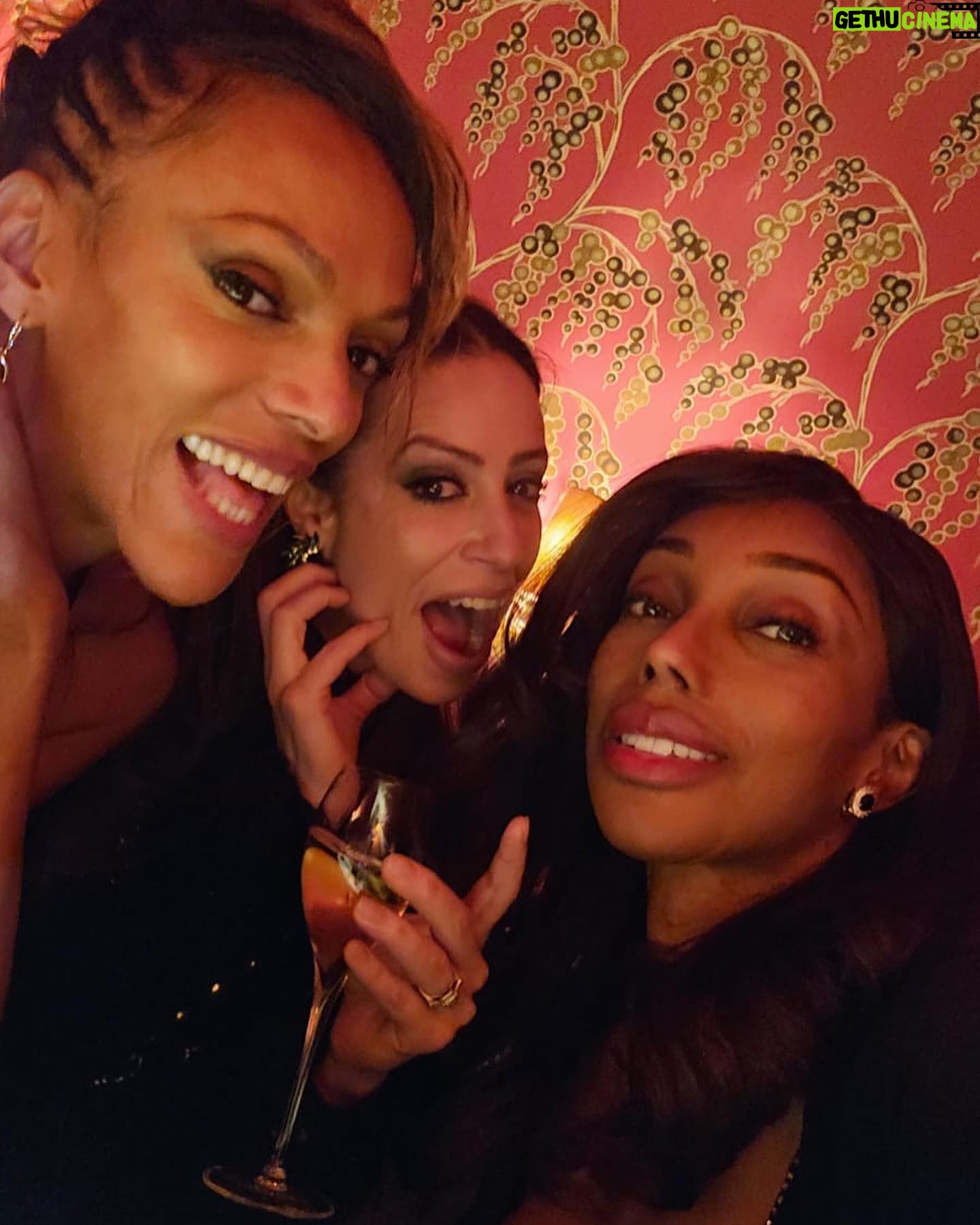 Judi Shekoni - 231 Likes - Christmas girls night! 🌲🌲🌲 @nataliestone111 @the_a.v.a