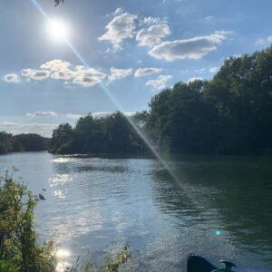 Judi Shekoni Instagram - Who knew England had a south of France ? 🥰@the_great_house #holiday #england #englishsummer #river #hotel #hotels #travel #baby #dog #family #familytravel