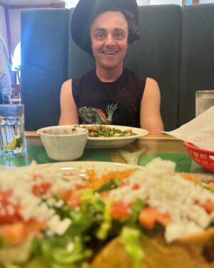 Jujubee Instagram - I can’t believe I met Harry Styles! He offered to take me out for Mexican food yesterday and I had to say yes! 

😭😭😭 @planettammie