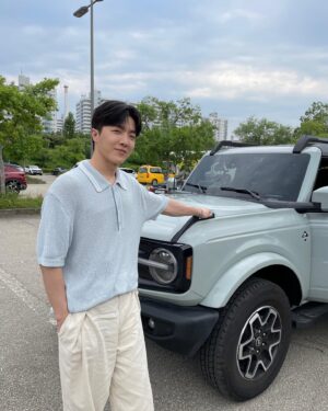 Jukjae Instagram - 이따가 카플리스트 2번째 편이 올라오네요! 
내일부터는 8일간의 소극장 콘서트가 시작되고요. 늘 밴드와 함께 플레이백도 틀면서 여유 가지며 무대를 꾸미다가, 어느 하나 기댈 곳 없이 순수하게 기타연주에 라이브를 하려니 걱정이 이만저만이 아니지만 한 편으로는 오랜만에 깊숙한 곳에서 끓어오름을 느낍니다..!
제 음악을 좋아해주시는 분들 덕에 큰 무대들도 오르곤 하지만, 이렇게 아늑한 공간에서 관객분들과 가까이 호흡하는 시간들이 저는 필요해요. 그래서 이번 공연이 더욱 간절하게 느껴집니다. 
저는 준비 됐습니다. 준비 되셨나요? 
내일부터 만납시다!

*카플리스트 내일이라네요 ㅜㅜ 많은관심부탁 ㅜㅜ