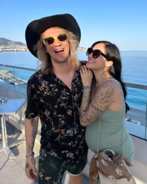Jukka Hildén Instagram - Men and their balls! Had an incredible trip to @rolexmontecarlomasters Tennis tournament! Big thanks to Wolrds best licorice @kouvolanlakritsi and @kallesalm for organizing the trip! 

Also check out how her @chachigonzales beautifull baby bump is growing... you think its a boy or girl or quadriplets? 😁😁😁❤️

Calm before the fifth child storm kinda trip. And sun. Also got my hands on some pretty serious racket.

Have a beautifull day 🤟⚡️🔥