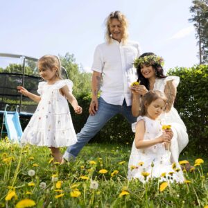 Jukka Hildén Instagram - Hyvää Juhannusta !! Happy Midsummer 🌞🌞🌞 

Nothing better than midnight sun, family, sounds of play and joy, ice cream, swimming and love of life ! Kikkeliii !

Happy times to everyone and all ❤️

Photos @seuralehti / Tommi Tuomi