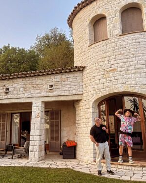 Jukka Hildén Instagram - Men and their balls! Had an incredible trip to @rolexmontecarlomasters Tennis tournament! Big thanks to Wolrds best licorice @kouvolanlakritsi and @kallesalm for organizing the trip! 

Also check out how her @chachigonzales beautifull baby bump is growing... you think its a boy or girl or quadriplets? 😁😁😁❤️

Calm before the fifth child storm kinda trip. And sun. Also got my hands on some pretty serious racket.

Have a beautifull day 🤟⚡️🔥