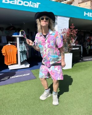 Jukka Hildén Instagram - Men and their balls! Had an incredible trip to @rolexmontecarlomasters Tennis tournament! Big thanks to Wolrds best licorice @kouvolanlakritsi and @kallesalm for organizing the trip! 

Also check out how her @chachigonzales beautifull baby bump is growing... you think its a boy or girl or quadriplets? 😁😁😁❤️

Calm before the fifth child storm kinda trip. And sun. Also got my hands on some pretty serious racket.

Have a beautifull day 🤟⚡️🔥