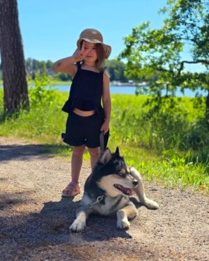 Jukka Hildén Instagram - Midsummer Madness Dump - Ate a lot of allover face icecream, Saw monkeys at the zoo, went camping with girls to our backyard, always in awe with my incredible beautifull pregnant wife, ate allover face cotton candy at the amusement park and had a great midsummer holiday! 🌞🔥🤟❤️ @chachigonzales