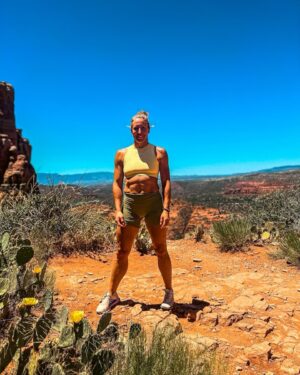 Julia Budd Instagram - Sunday in Sedona 🫶🏽 just me on top of cathedral rock ☀️