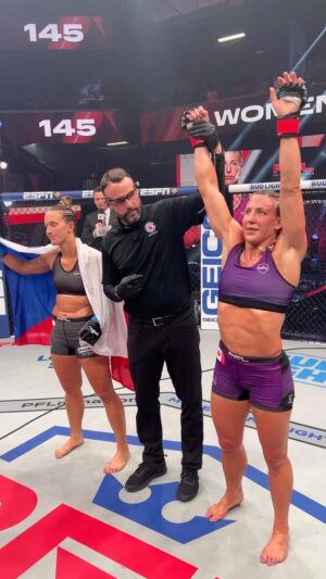 Julia Budd Instagram - @championjewel gets the nod over the Martina Jindrova earning 3 points in the Women’s Featherweight standings!

#PFLRegularSeason LIVE NOW
🇺🇸 ESPN 