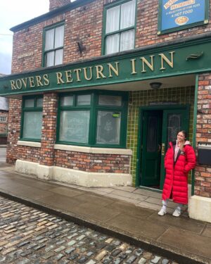 Julia Carlile Instagram - If you tuned into @coronationstreet  tonight you may have seen a familiar face ☺️ thank you @alexpriestleytalent for your continued hard work you do for me🎭💝