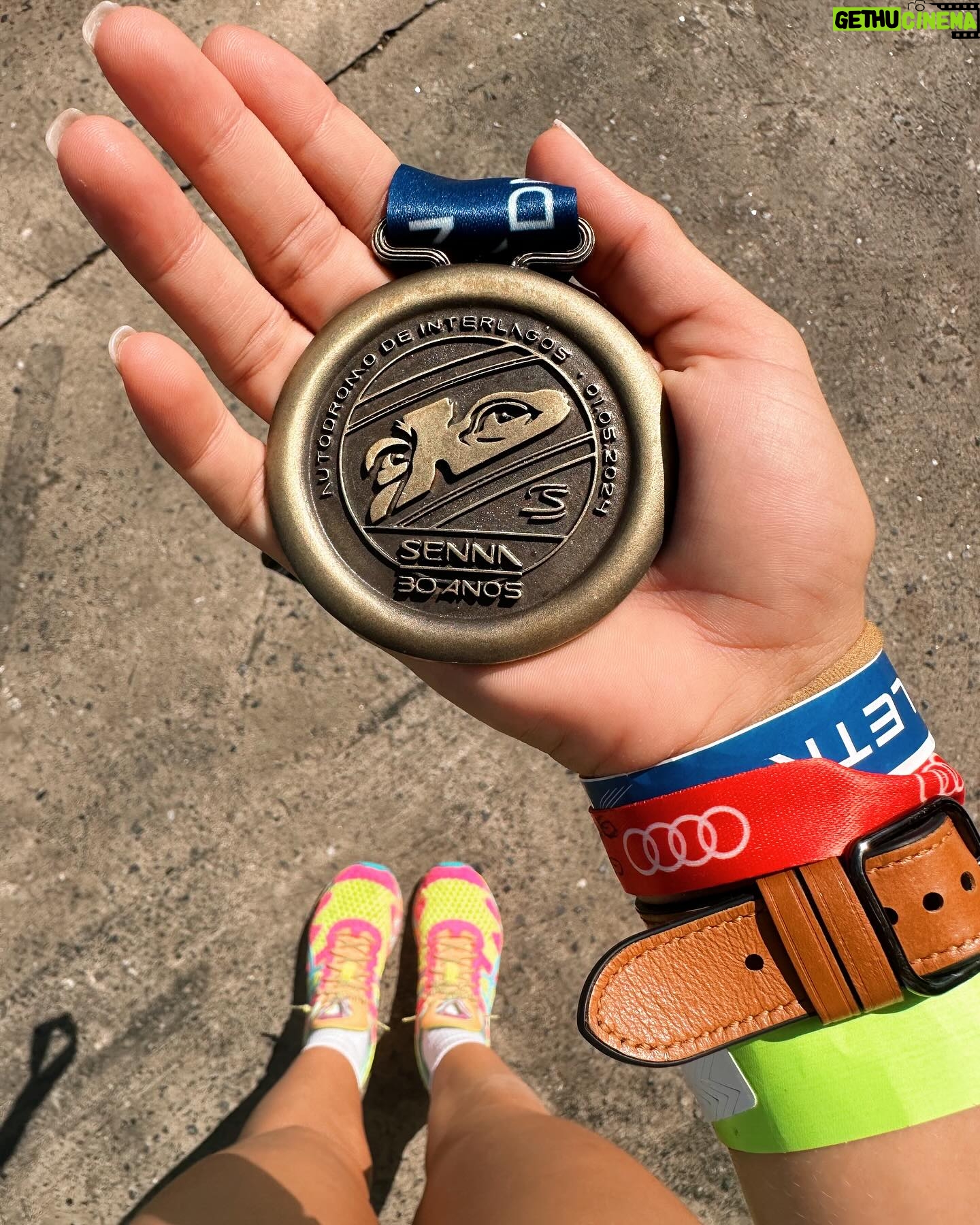 Julia Foti - 2.6K Likes - 1º de Maio será sempre Ayrton Senna! 💙
#corrida #autodromo @ayrtonsenna_racingday #senna