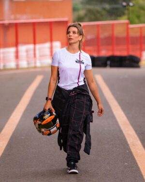 Julia Foti Instagram - as skins de Julia Foti 💙✨😍
1001 versões de muito esporte, arte e amor!